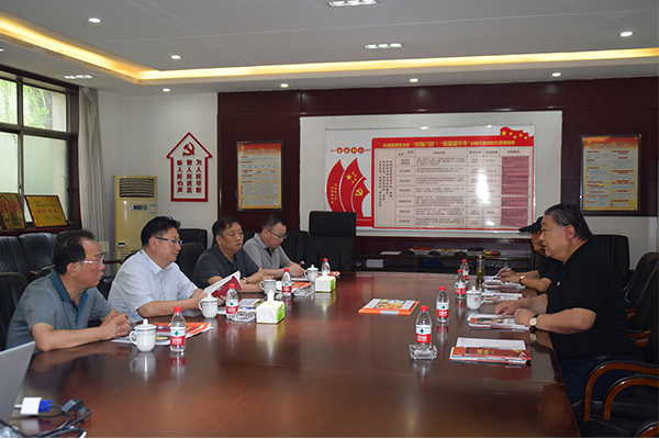 臨汾市市場監(jiān)督管理局局長、非公企業(yè)黨委書記張東紅<br>在科海集團調研非公黨建工作